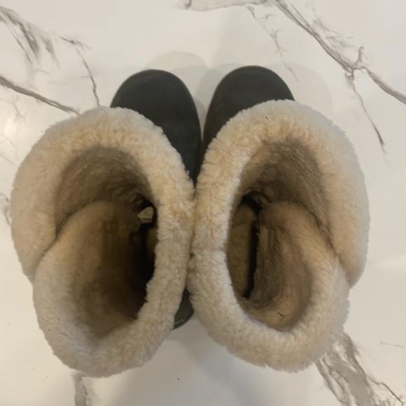 Ugg Koolaburra Boot, Size 7, Olive Green, 2 button closure, Winter boot, warm - Picture 11 of 14